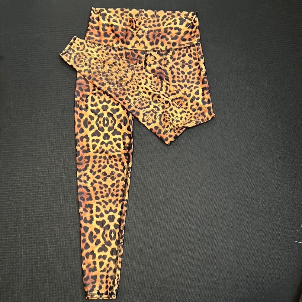 Teeki Gold Awakening Hot Pant Leggings leopard print